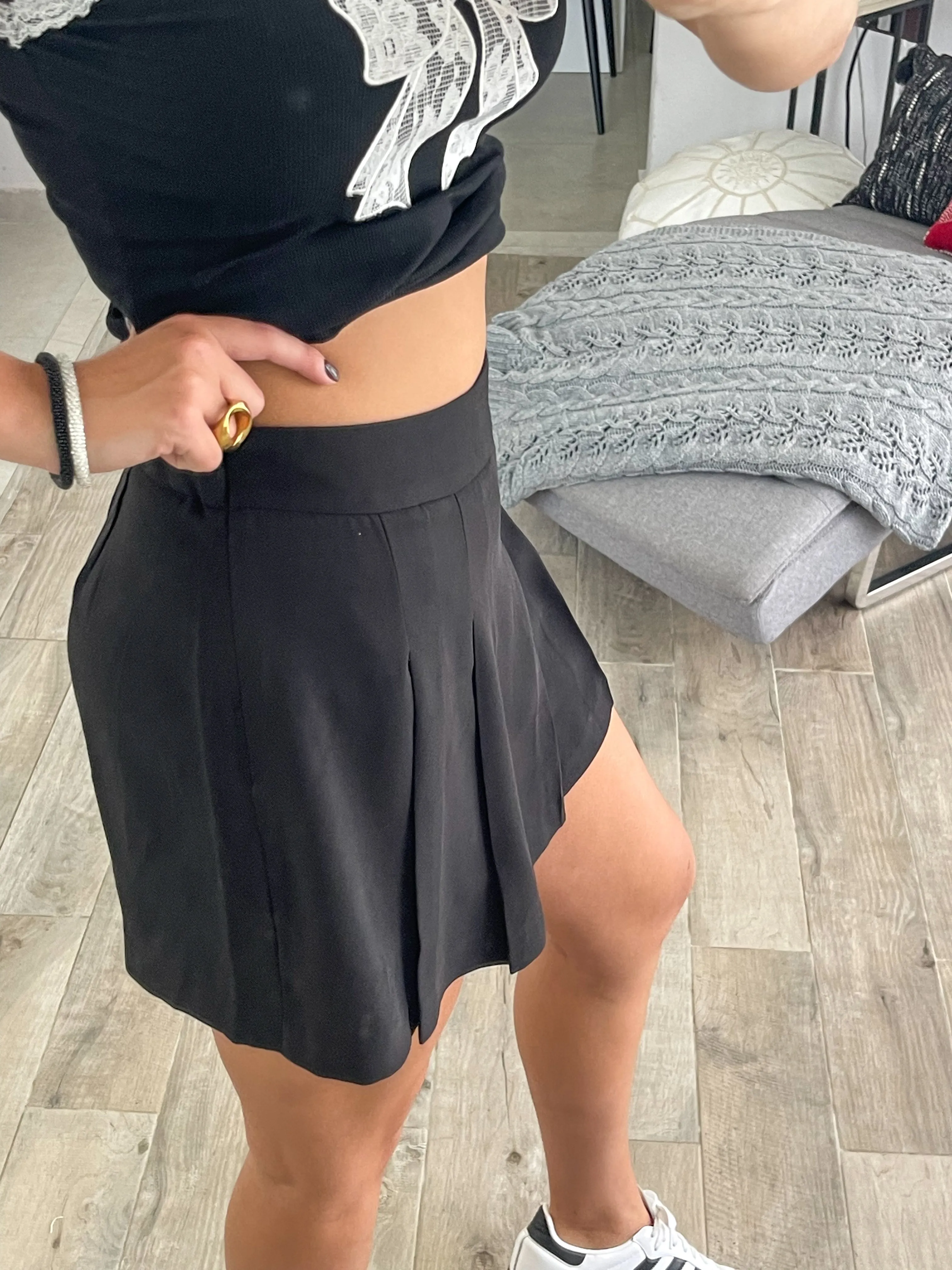 BLACK PLEATED SKORT